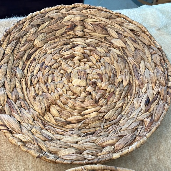 EUC Natural woven round plate chargers set of six - Picture 7 of 10